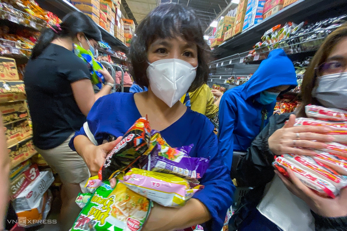 Saigonese flock to supermarkets to stock for social distancing