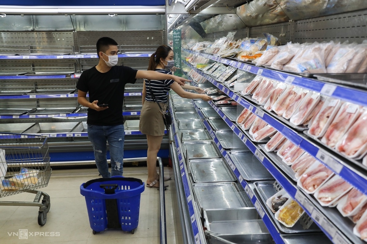 Saigonese flock to supermarkets to stock for social distancing