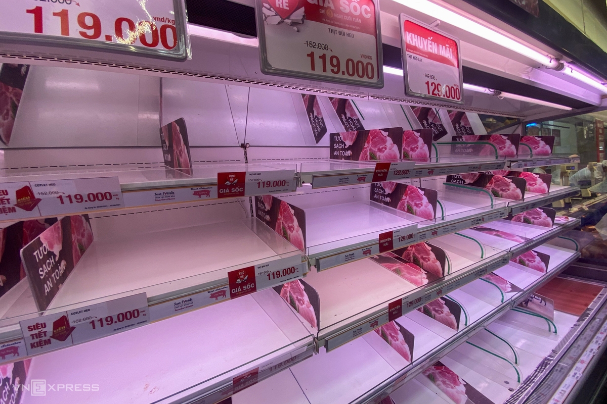 Saigonese flock to supermarkets to stock for social distancing