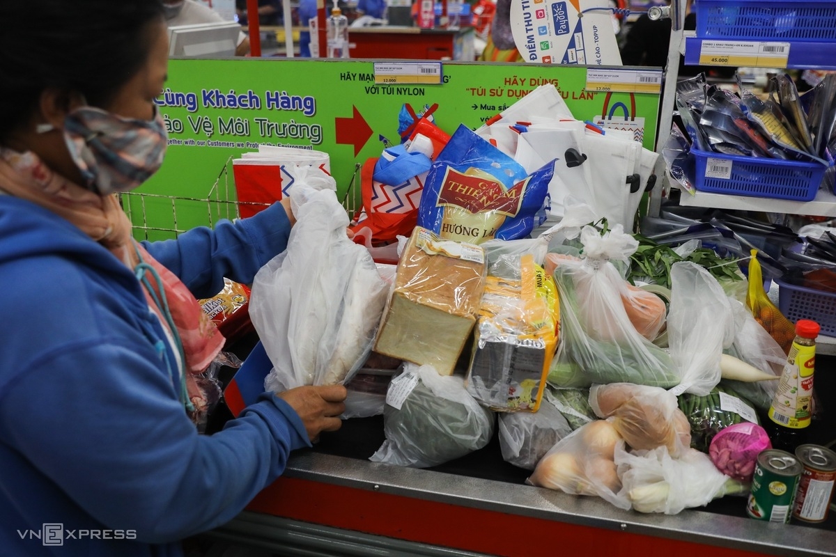 Saigonese flock to supermarkets to stock for social distancing