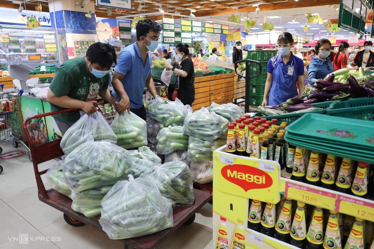 Saigonese flock to supermarkets to stock for social distancing