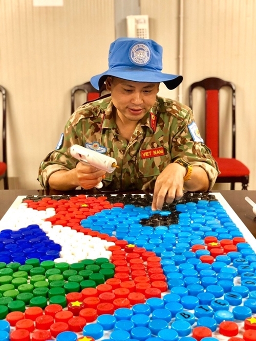 vietnamese blue beret doctors make vietnam map from bottle caps