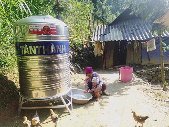 impressive images of upland women carrying giant water tank on back