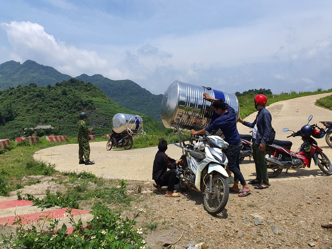 impressive images of upland women carrying giant water tank on back