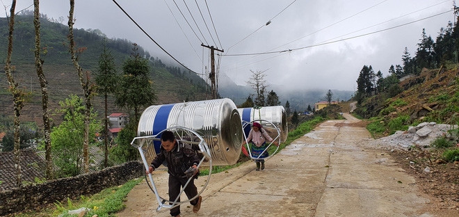 impressive images of upland women carrying giant water tank on back
