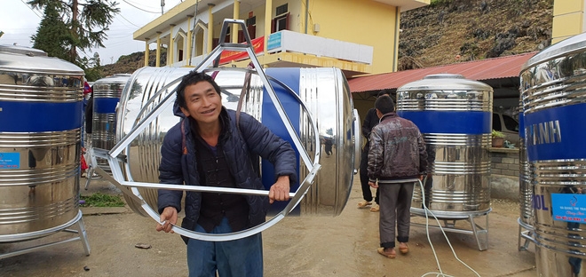 impressive images of upland women carrying giant water tank on back