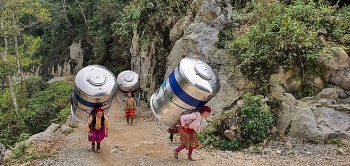 images of vietnamese upland women carrying 1000 litre water tank astound netizens