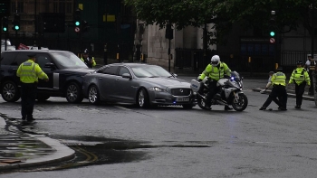 world news today boris johnson involves in minor car crash outside british parliament