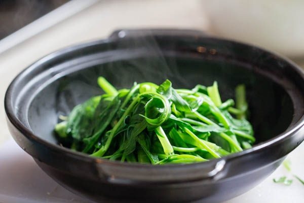 Boiled morning glory has a fresh green 