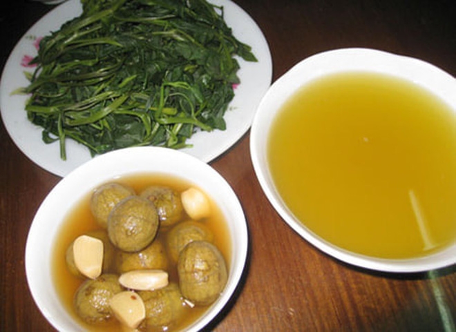 Boiled morning glory is a familiar side dish in Vietnamese family meal