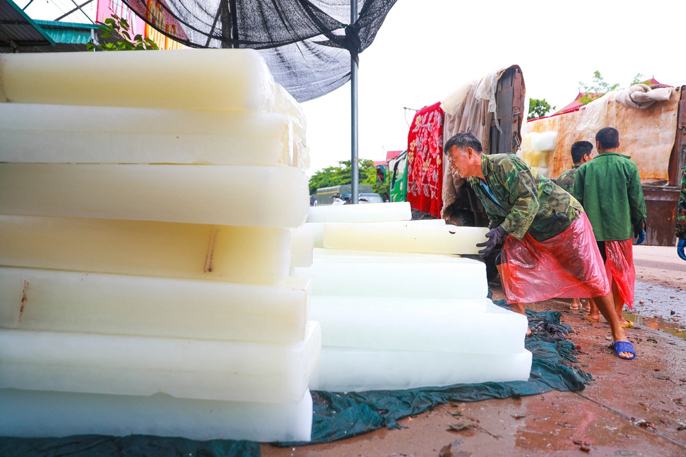 bac giang market painted red on ripe lychee season