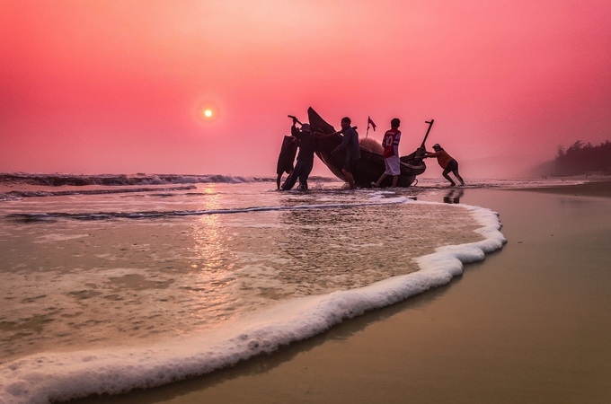 Giang Hai scene at dawn colored in peachy pink