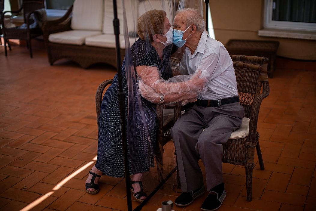 Agustina cañamero kissing her husband through a plastic screen