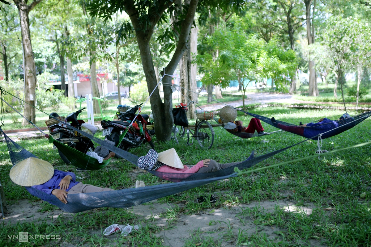 Prolonged heat wave disrupts lives in Vietnam