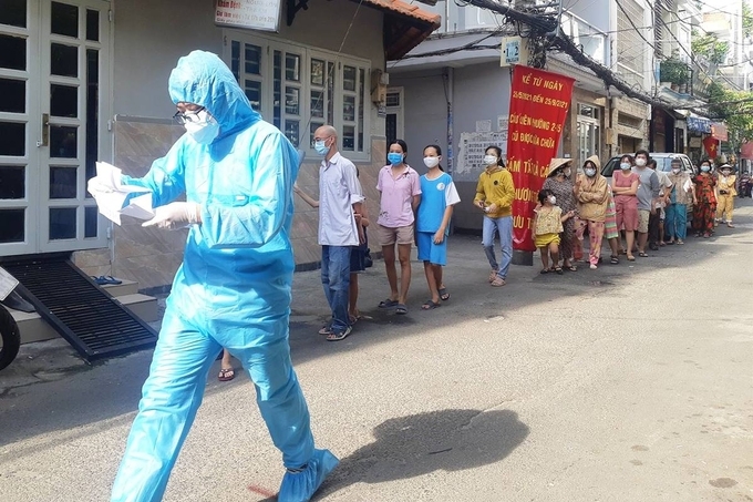 Ho Chi Minh city faces medical waste overload, eyeing having residents' health status inquiried by robots