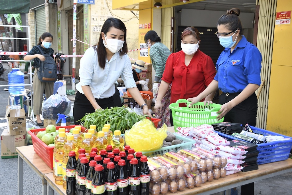 ‘Zero dong market’ brings hope to blockaded residents in Ho Chi Minh City