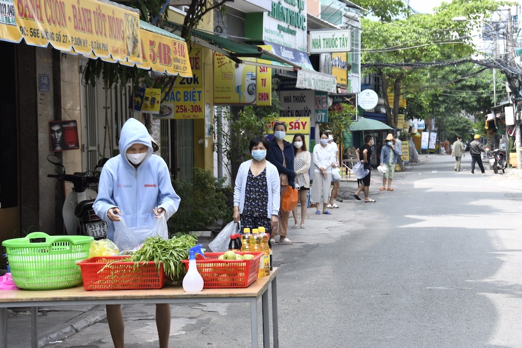 zero dong market brings hope to blockaded residents in ho chi minh city