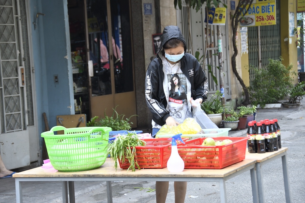‘Zero dong market’ brings hope to blockaded residents in Ho Chi Minh City