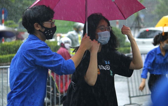 Torrential rain no problem for Hanoi test-takers