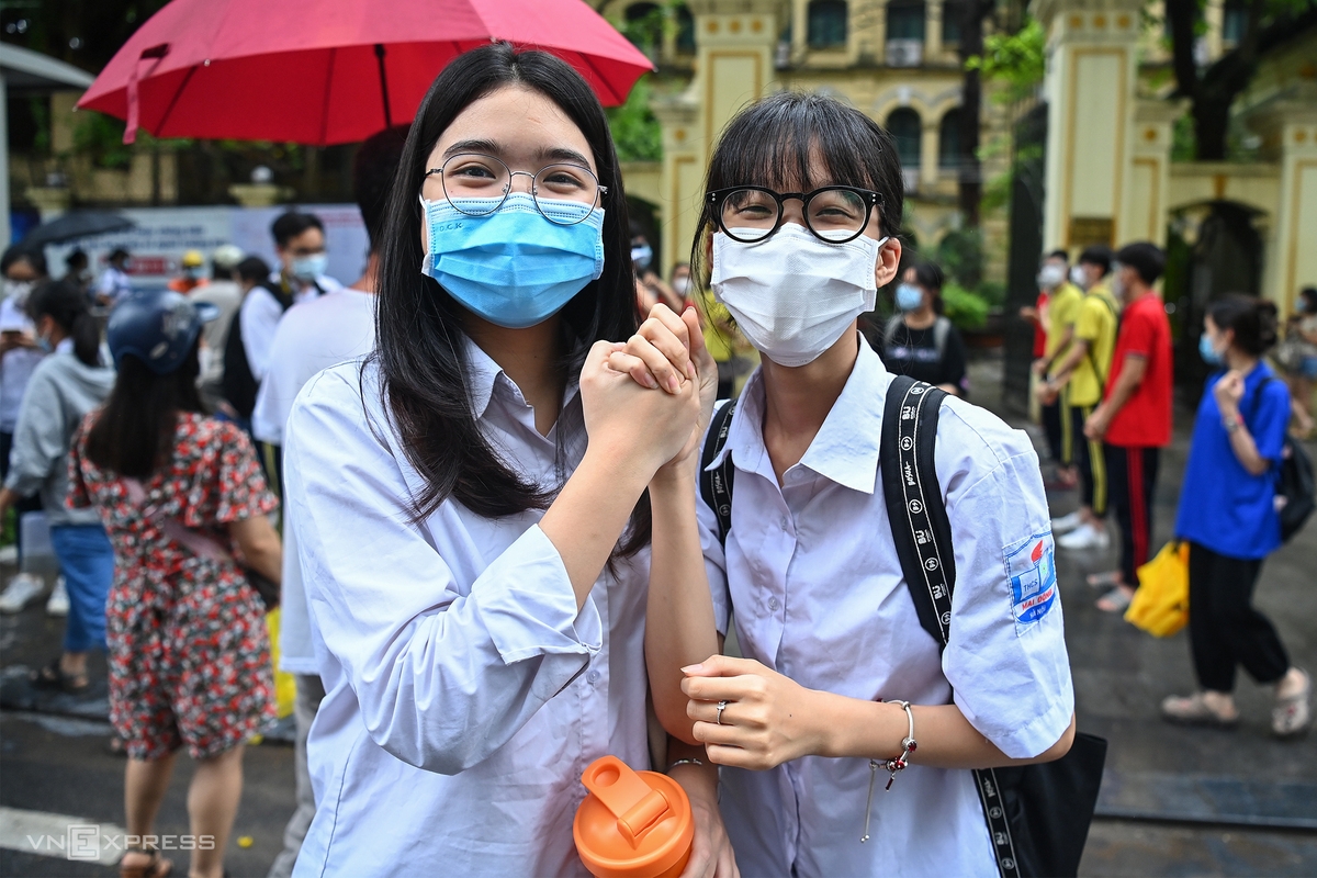 Torrential rain no problem for Hanoi test takers