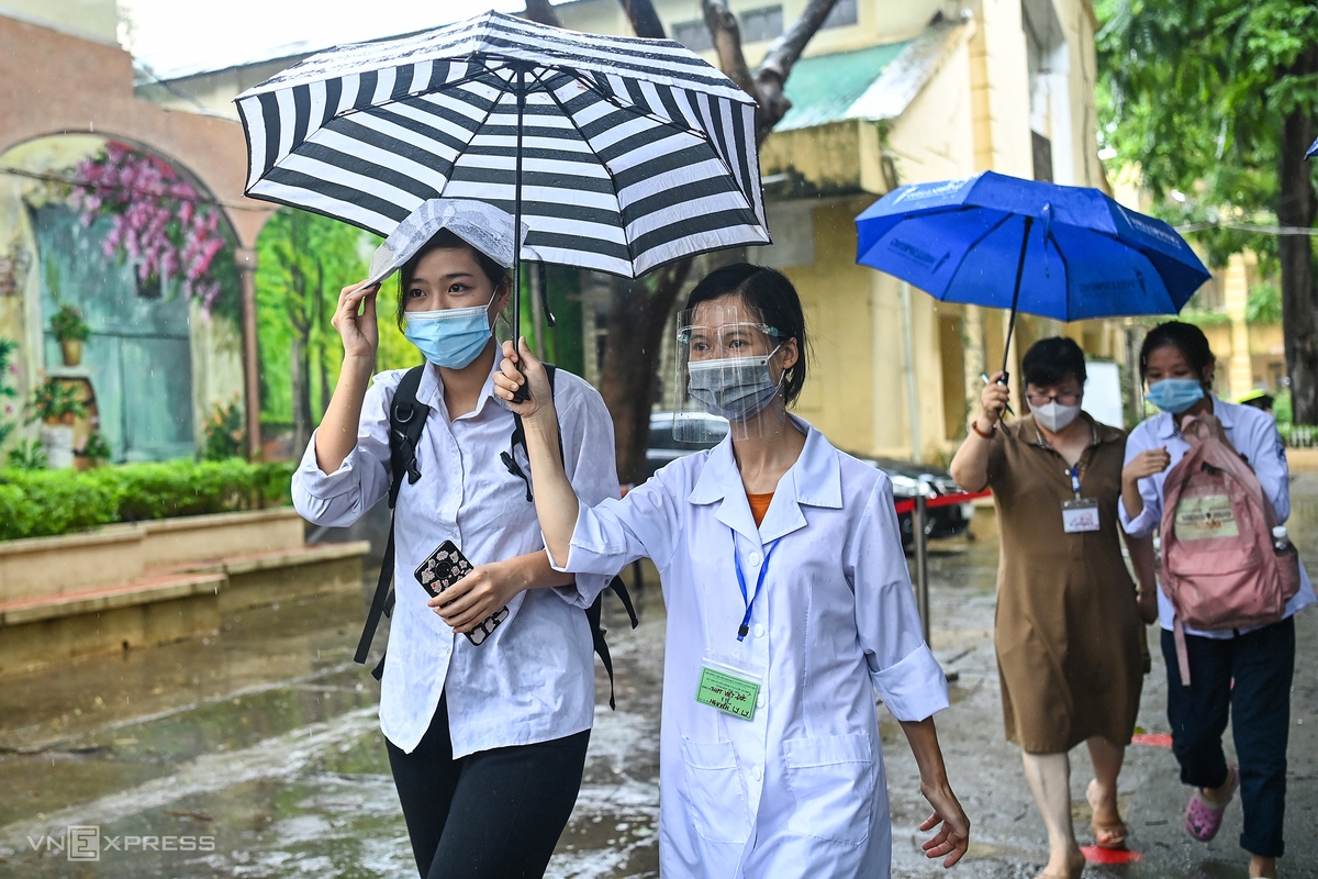 Torrential rain no problem for Hanoi test takers