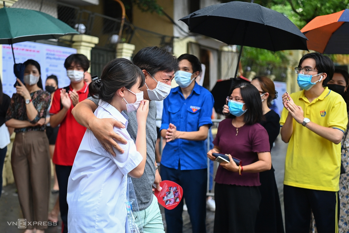 Torrential rain no problem for Hanoi test takers