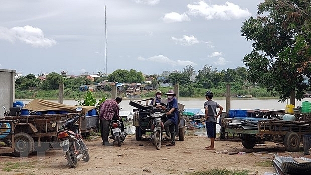 Vietnamese in Cambodia strictly follow raft house relocation order