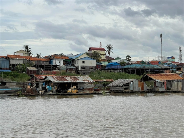 Vietnamese in Cambodia strictly follow raft house relocation order