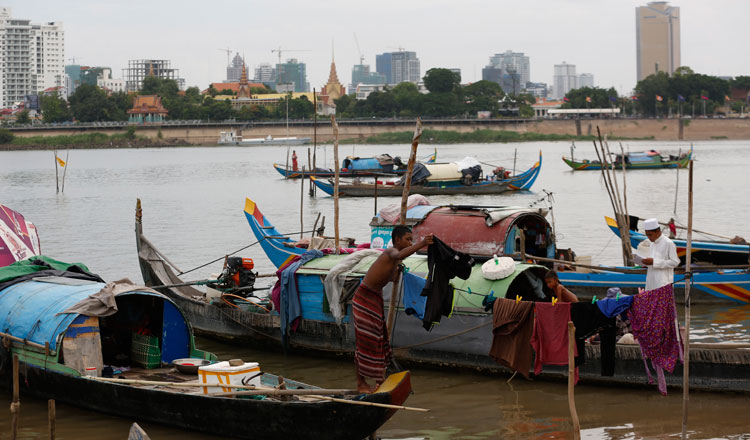 Vietnamese in Cambodia strictly follow raft house relocation order