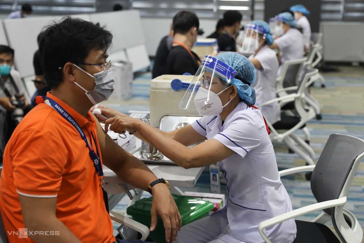 In photos: First 500 workers get Covid shots in Ho Chi Minh's biggest vaccine rollout