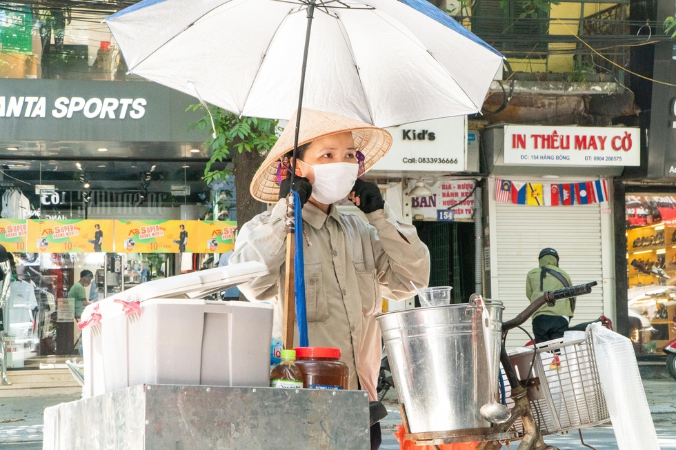 Blue-collars brace scorching weather to earn livelihoods