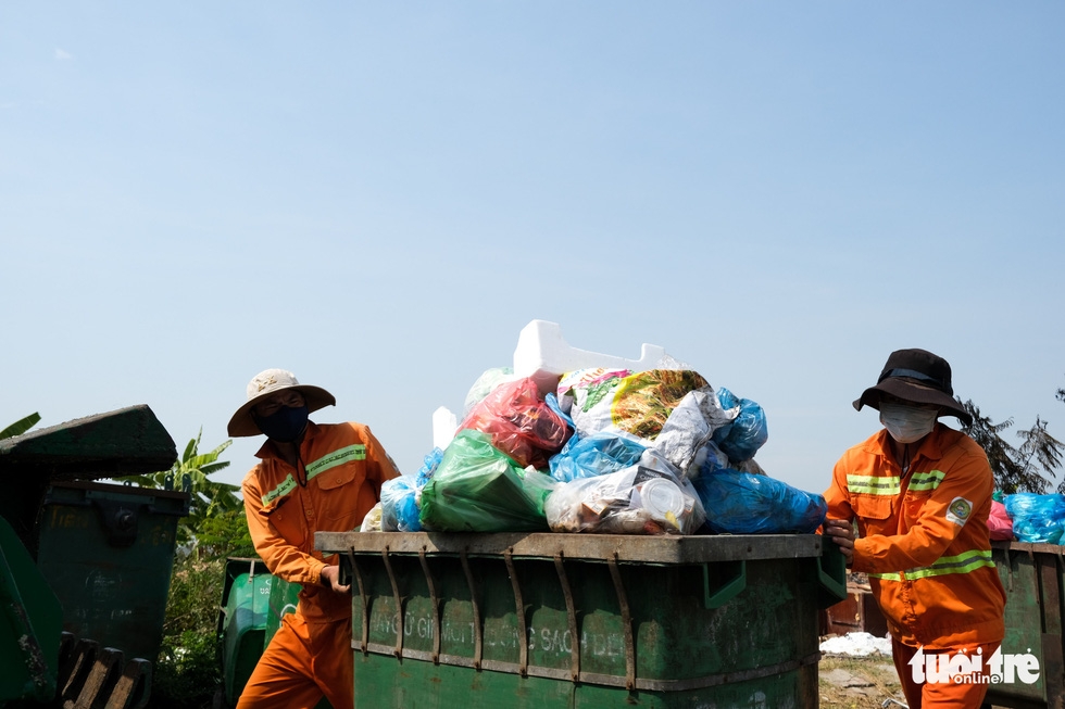 Blue collars brace scorching weather to earn livelihoods