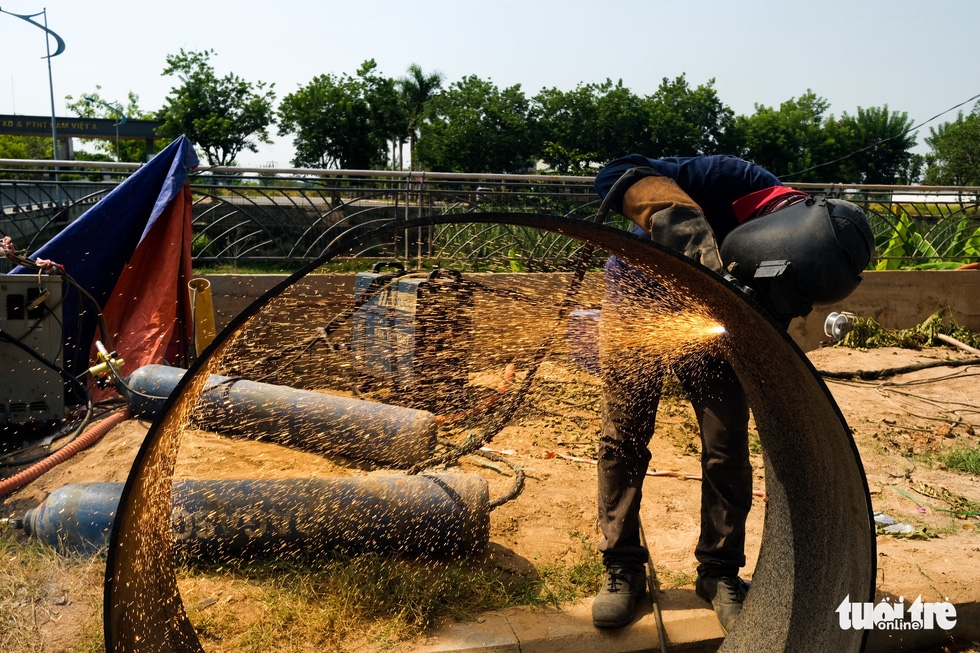 Blue collars brace scorching weather to earn livelihoods