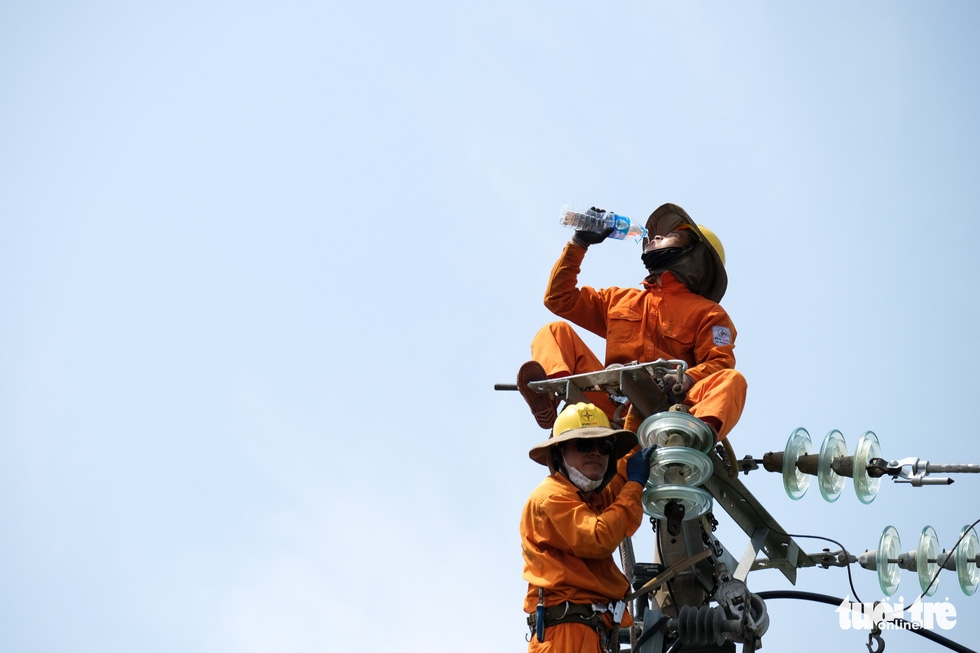 Blue collars brace scorching weather to earn livelihoods