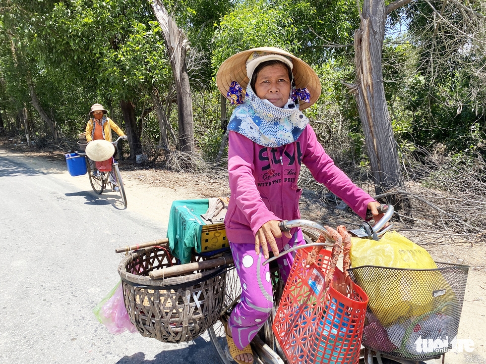 Blue-collars brace scorching weather to earn livelihoods