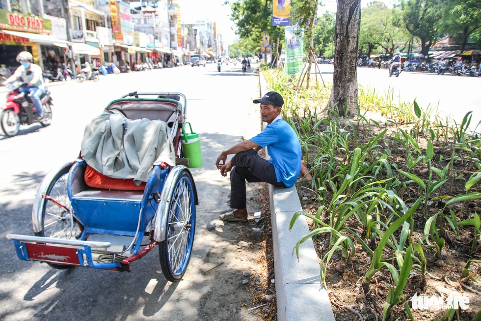 Blue-collars brace scorching weather to earn livelihoods