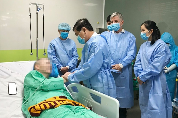 Cameron saying thank to Vietnamese doctors after he regained his consciousness