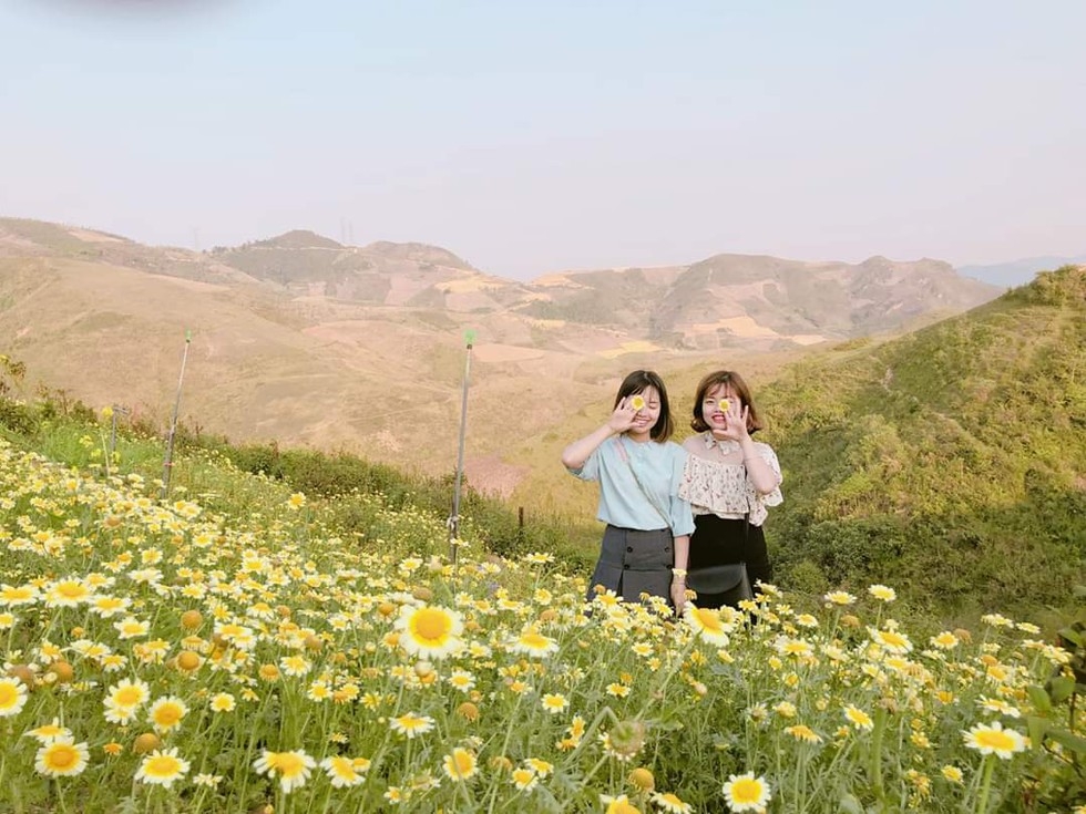 Two young girls check-in at Pha Din pass 