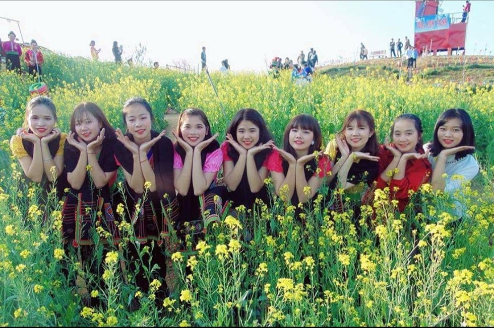 Taking photos with the flower garden is a favorite choice of many visitors