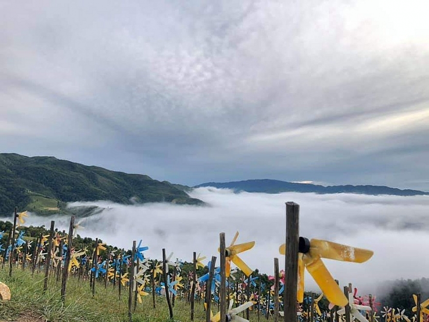 Underneath the pass is a sea of clouds