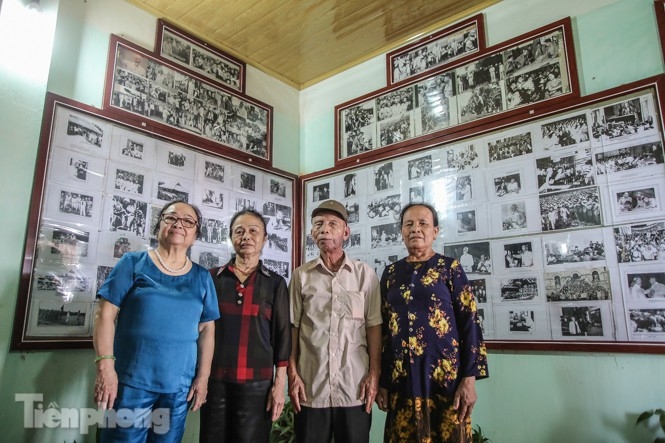 (From left) tran van cao's two sisters, cao, and his wife 