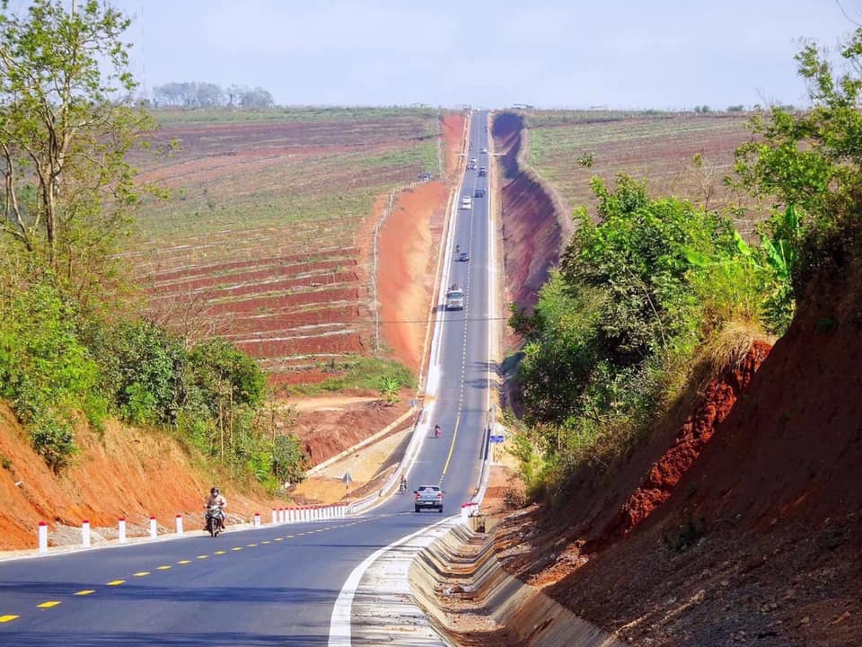 marvelous plus thrilling road to the horizon in vietnams central highlands