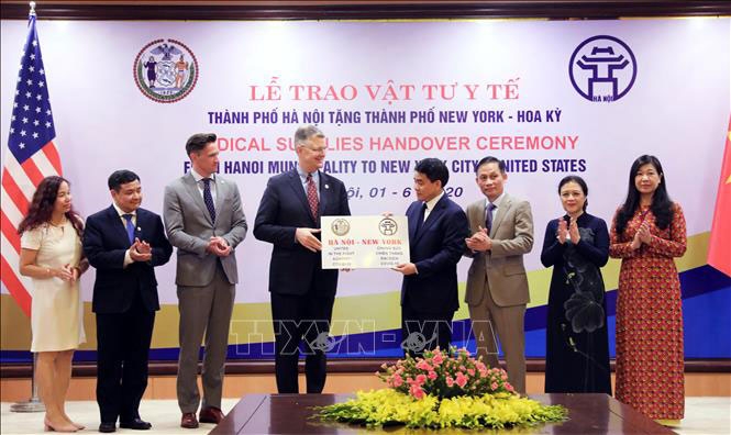 Hanoi donates 2 tons of face masks to New York city