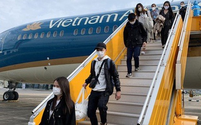 Passengers returning Vietnam from an international flight 
