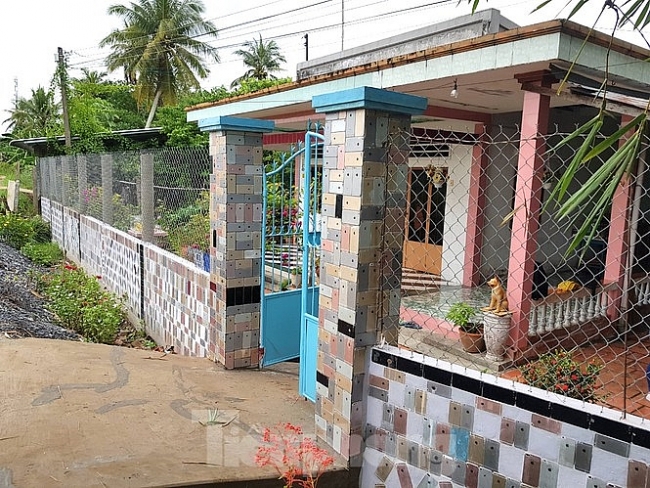 Unique iPhone-case-lodged wall house in Vietnam