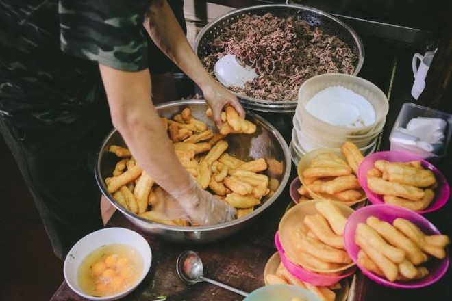 If dry pancake makes a perfect side-dish in central Vietnam, the cruller, however, is kind of a must-have food eaten with the iconic Pho in Hanoi
