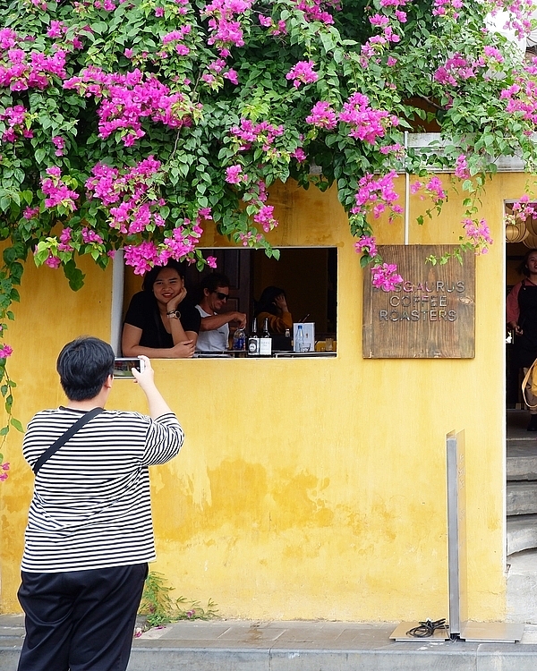 cafe windows frame ideal check in place in hoi an