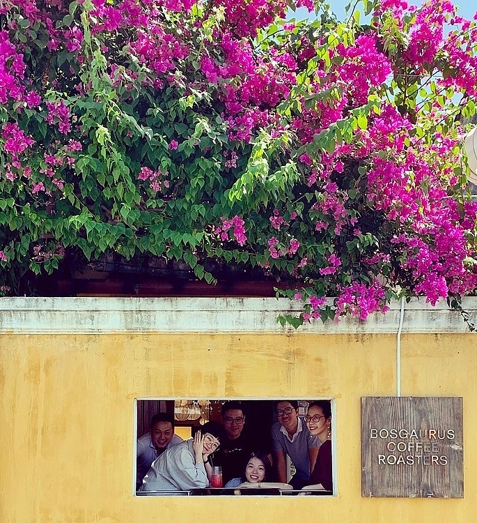 cafe windows frame ideal check in place in hoi an