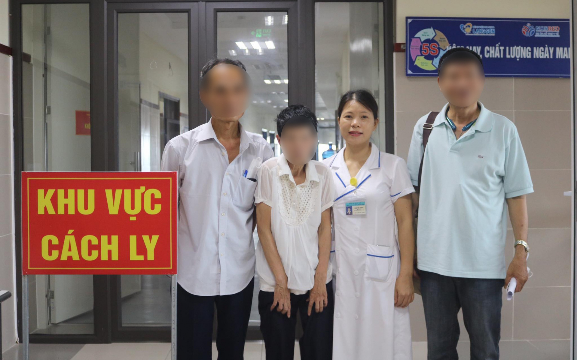 Hue (second from left) at Lang Son General Hospital