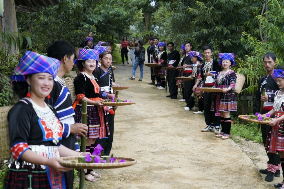 The village is home to over 100 households, all are Mong ethnic people.